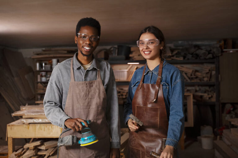 Contabilidade para prestadores de serviços - Imagem de empresários fando a prestação de serviços