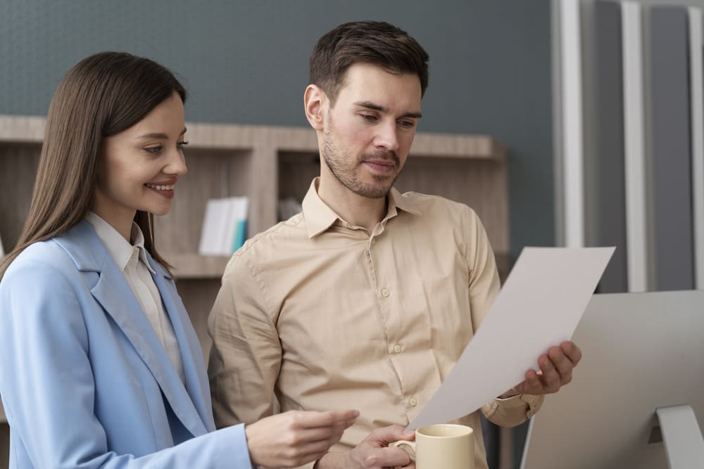 Encerramento de empresa - Imagem de contador e contadora especialistas em baixa de CNPJ
