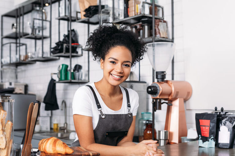 Contabilidade para comércios - Imagem de mulher comerciante em seu estabelecimento comercial