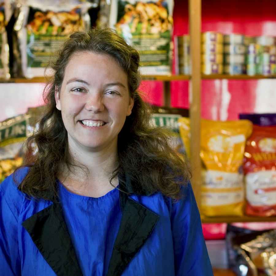 Franqueada sorrindo em sua loja