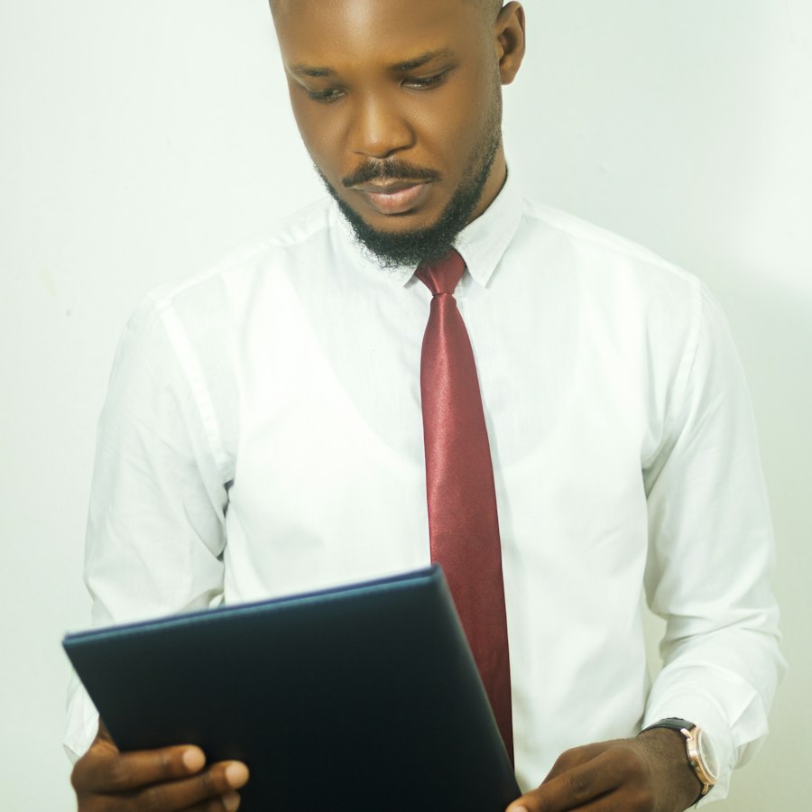 Diretor financeiro com tablet